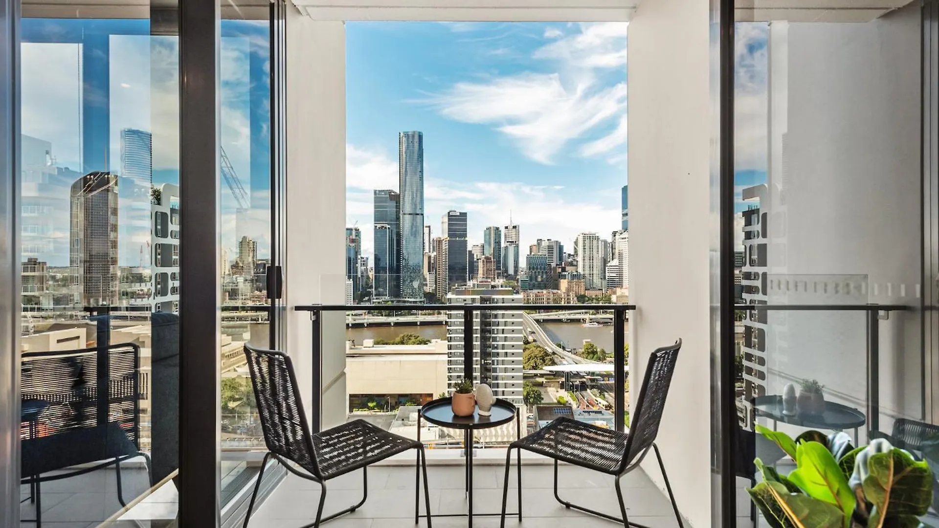 Best Southbank Location With King Bed, Gym And Pool Brisbane Apartment